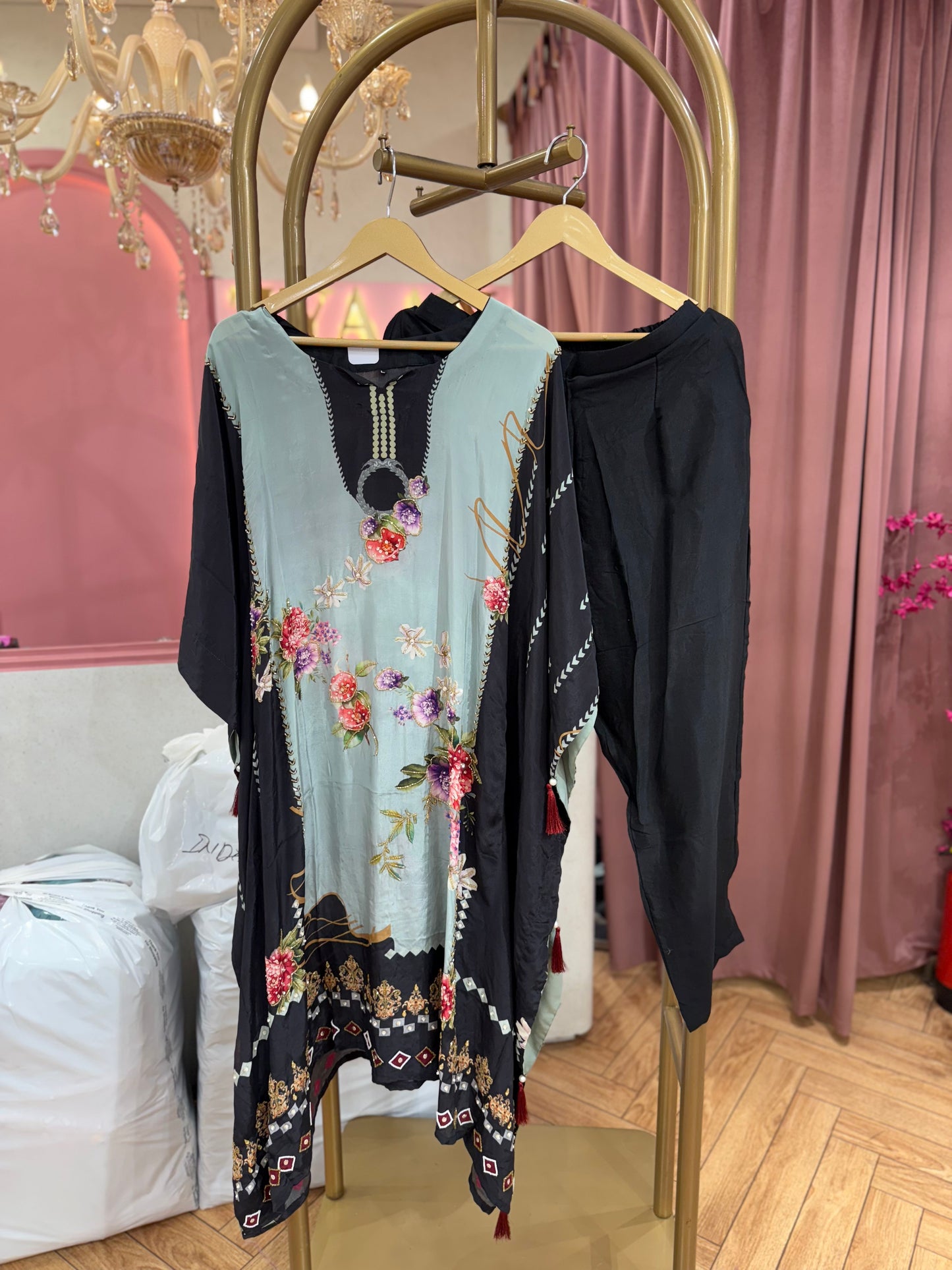 Maya Hawke-Kaftan-Set